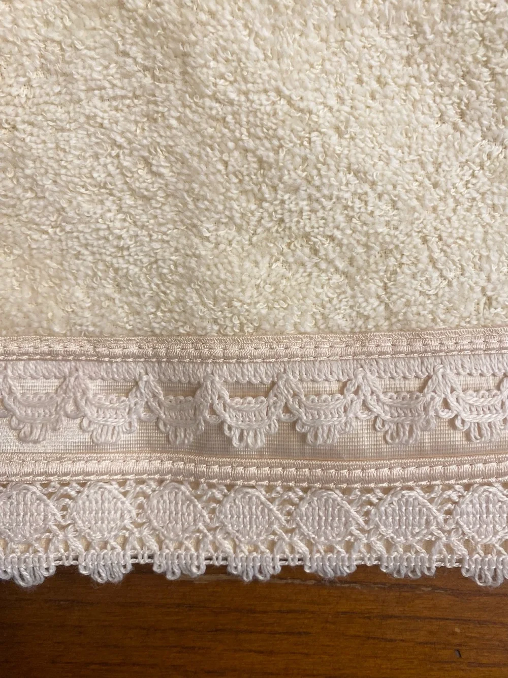 VTG Dundee New York Butter Yellow Bath Towel w Decorative Lace Satin Trim